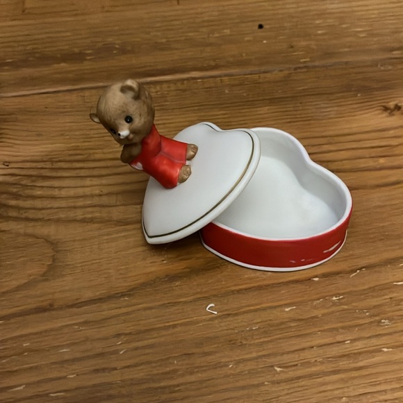 Vintage 1983 Lefton Valentine Bear on Heart Shaped Trinket Box - Picture 2 of 6